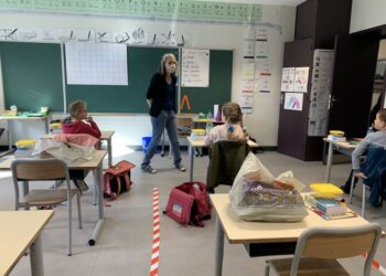 Respetando distancias en patios y clases: Así volvieron algunos colegios a clases en Francia durante la pandemia