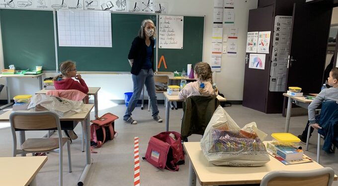 Respetando distancias en patios y clases: Así volvieron algunos colegios a clases en Francia durante la pandemia