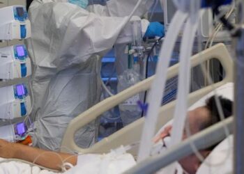 Cifras en Chile confirman estudio: Los hombres son más propensos a agravarse y morir por covid-19 que las mujeres