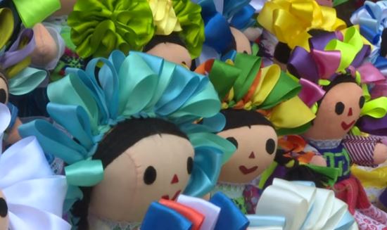 Una dulce muñeca de trapo ayuda a subsistir a comunidad indígena mexicana durante la pandemia