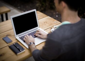Oferta regional llega a más de mil quinientos cupos para que jóvenes se capaciten de forma online.