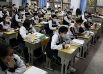 Estudiantes regresaron a clase en Wuhan, la ciudad china donde surgió el coronavirus