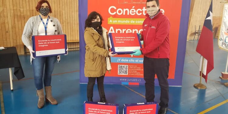 Entregan 158 computadores Becas TIC en Purranque