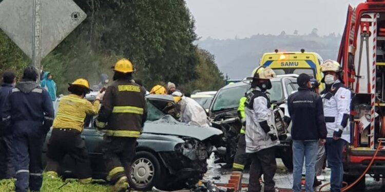 Colisión múltiple deja un fallecido y un herido en riesgo vital en la provincia de Chiloé