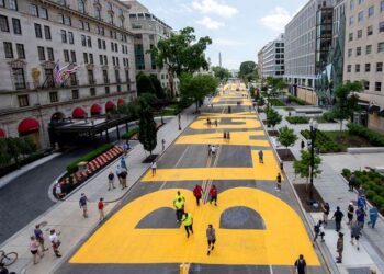 Washington D.C. inaugura avenida Black Lives Matter (las vidas negras importan)