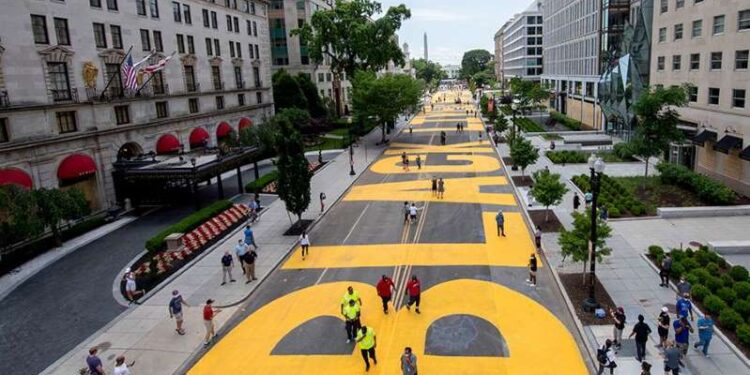 Washington D.C. inaugura avenida Black Lives Matter (las vidas negras importan)