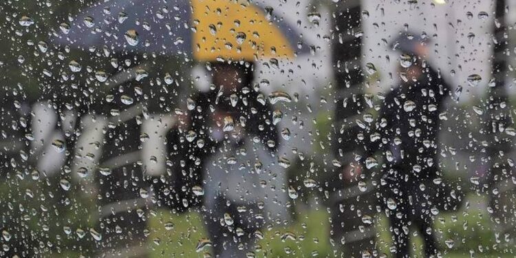 Dirección Meteorológica de Chile emitió un aviso meteorológico por lluvias para seis regiones del país