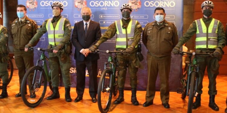 MUNICIPIO ENTREGÓ 8 NUEVAS BICICLETAS A CARABINEROS PARA REFORZAR SERVICIOS POLICIALES