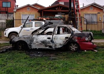 Emergencia ocurrida en villa Portal Osorno dejó un automóvil destruido a causa del fuego