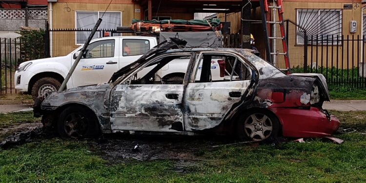 Emergencia ocurrida en villa Portal Osorno dejó un automóvil destruido a causa del fuego