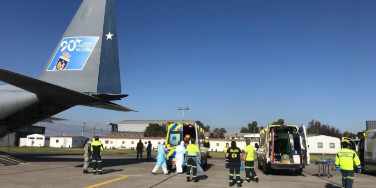 Trasladan pacientes Covid-19 desde Santiago a Osorno: están en estado crítico