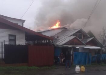 Incendio declarado en Osorno: fuego afecta a vivienda de población Schilling