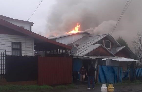 Incendio declarado en Osorno: fuego afecta a vivienda de población Schilling
