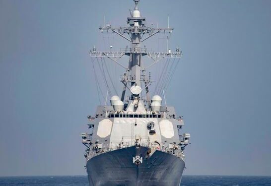 Bloqueo Buque de guerra de EE.UU. navega en aguas que Venezuela reclama como propias en el mar Caribe