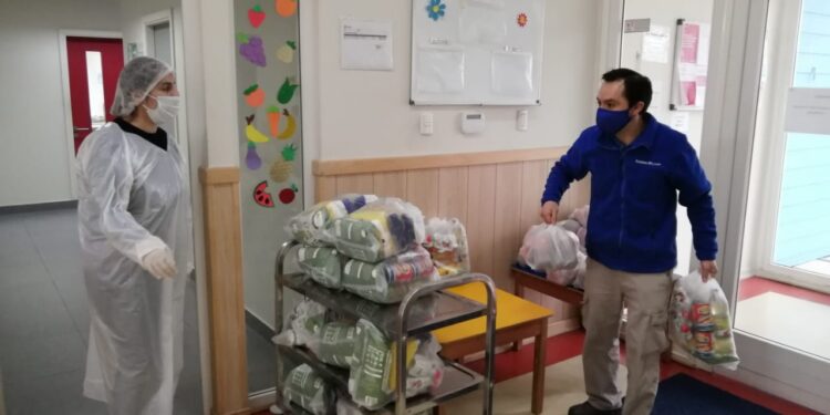 Integra y Junaeb entregan canastas de alimentos a más de 6 mil 400 niños de la región de Los Lagos