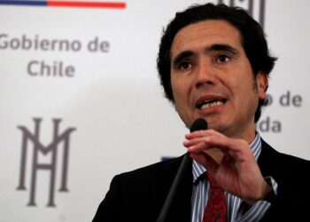 Gobierno y oposición firman «Acuerdo COVID»: Ingreso Familiar de Emergencia será de $100 mil por persona