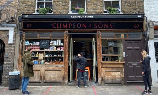 Bares, restaurantes y otros comercios podrían abrir en Reino Unido antes de lo previsto