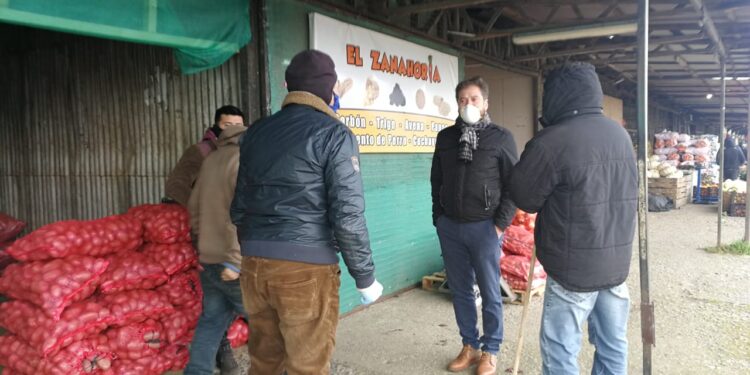 Economía socializan protocolos sanitarios con locatarios de feria Lagunitas en Puerto Montt
