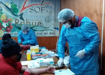 Profesionales del centro de referencia y diagnóstico médico municipal realizan exámenes de sangre en feria de Rahue para detectar casos de covid-19