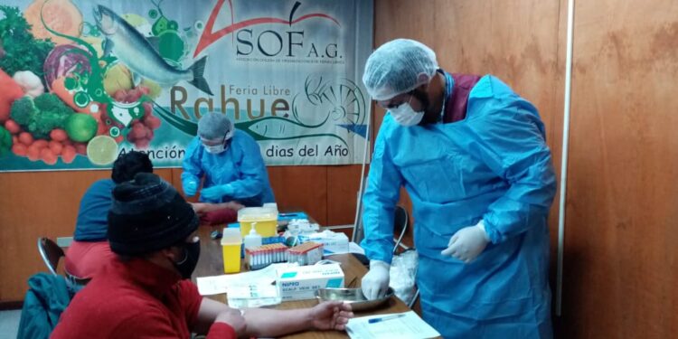 Profesionales del centro de referencia y diagnóstico médico municipal realizan exámenes de sangre en feria de Rahue para detectar casos de covid-19