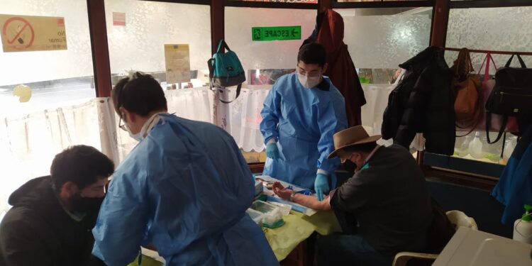 280 exámenes de sangre para detectar covid-19 ha realizado el CRD municipal en ferias libres y mercado de Osorno