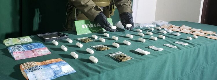 DETENCIÓN DE 1 EXTRANJERO Y 1 CHILENO CON MÁS DE 1.000 DOSIS DE COCAÍNA Y MARIHUANA EN PUERTO MONTT