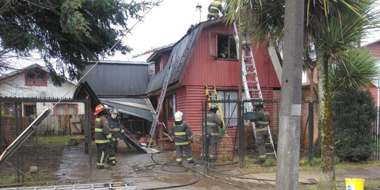TRES BOMBEROS LESIONADOS DEJÓ FUEGO EN VIVIENDA