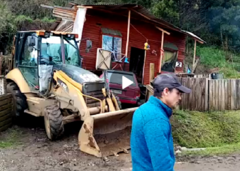 DERRUMBE EN CAMINO A CAIPULLI AFECTÓ A VIVIENDA Y VEHÍCULOS