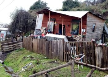 Equipo municipal de emergencia asiste a familia afectada por deslizamiento de tierras en sector Caipulli.