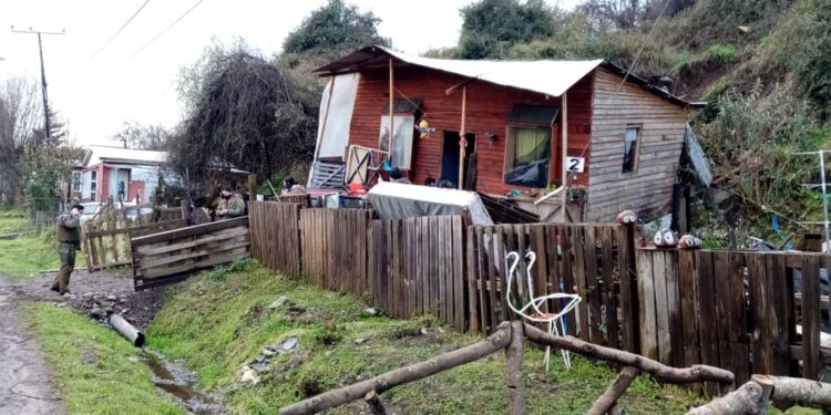 Equipo municipal de emergencia asiste a familia afectada por deslizamiento de tierras en sector Caipulli.