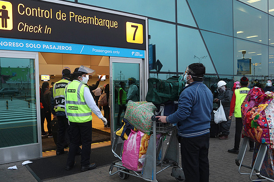 Perú reanuda el transporte nacional aéreo y terrestre después de 120 días de paro por la pandemia