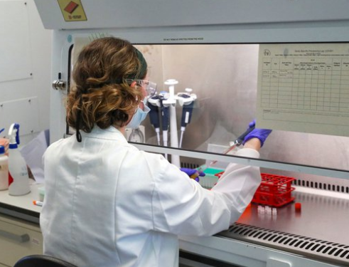La vacuna contra el coronavirus de la universidad de Oxford produjo una “doble defensa” contra la enfermedad en su primera fase de testeo