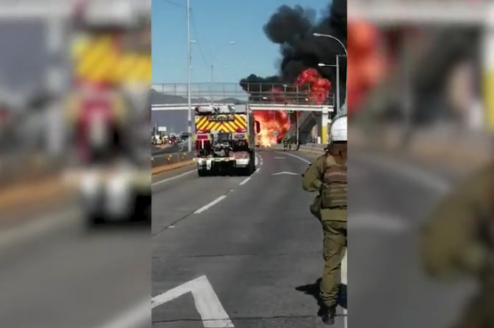 Camión que transportaba cilindros de gas se incendia en Ruta 5 Sur a la altura de Rancagua: Hubo explosiones