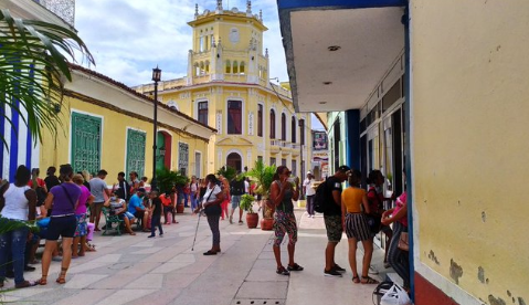 Cuba enfrenta crisis abriendo tiendas que solo reciben dólares