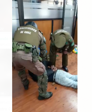 Toma de oficina del Registro Civil deja al menos 12 detenidos y daños de consideración