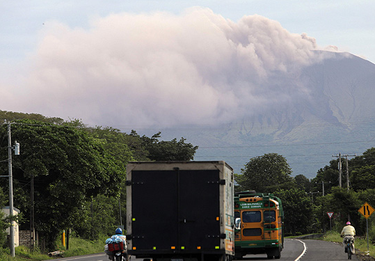 Reportan explosiones de gases y cenizas en el volcán Telica de Nicaragua