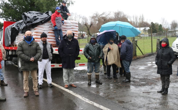En la localidad rural de Pelleco continuó la entrega de alimentos para animales