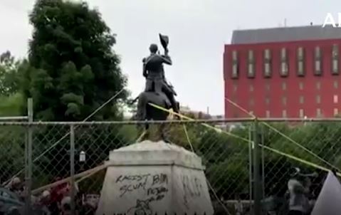 Tumban la estatua de Colón en Baltimore después de que Trump prometiera proteger los monumentos