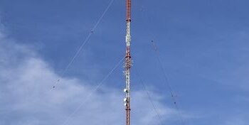 ANTENA DE RADIO CAE SOBRE LA RUTA U-400 Y AFECTA A UN VEHÍCULO