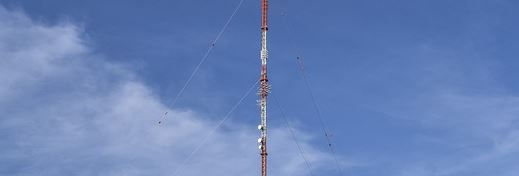 ANTENA DE RADIO CAE SOBRE LA RUTA U-400 Y AFECTA A UN VEHÍCULO
