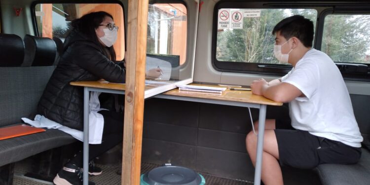 Liceo bicentenario People Help People de Pilmaiquén, en la comuna de Puyehue, implementa con gran éxito aula móvil para llegar a sus estudiantes sin acceso a internet.
