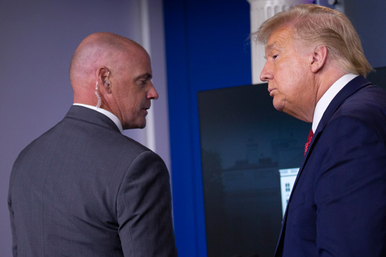 Alerta de tiroteo obliga a Trump a abandonar sala de conferencias de la Casa Blanca
