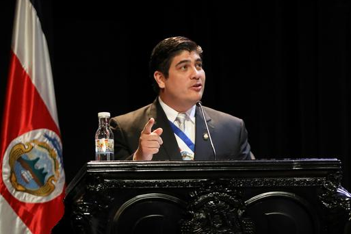 Presidente de Costa Rica firma ley contra acoso sexual callejero