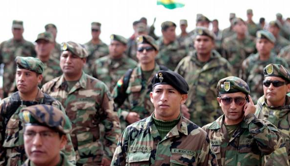 Gobierno de Bolivia ordena a militares y policías resguardar instituciones públicas