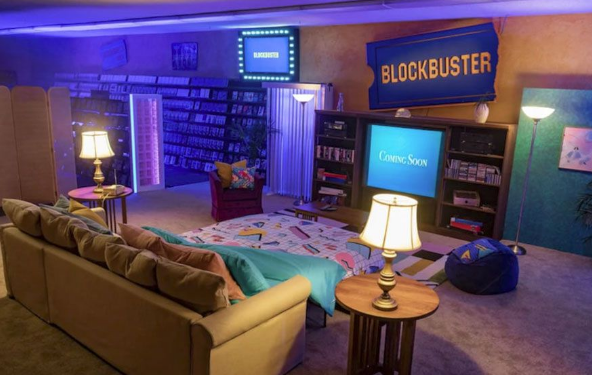 El último Blockbuster del mundo ahora abrió un AirBnB que permite pasar la noche viendo sus películas