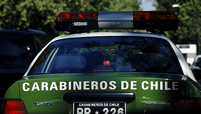 Grupo de personas agrede y sustrae armas de servicio a dos carabineros que volvían a sus casas