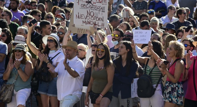Miles de personas protestan en Madrid contra restricciones por coronavirus
