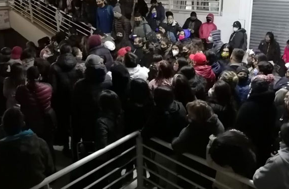 Gran aglomeración en «mall chino» provoca clausura del centro comercial durante primer día de Transición en Santiago