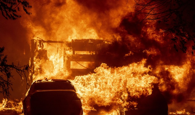 Miles de evacuados en California por avance de incendios forestales