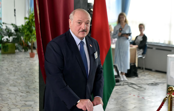 Lukashenko arrasa y es reelecto presidente de Bielorrusia en comicios empañados por arrestos y sospechas de fraude